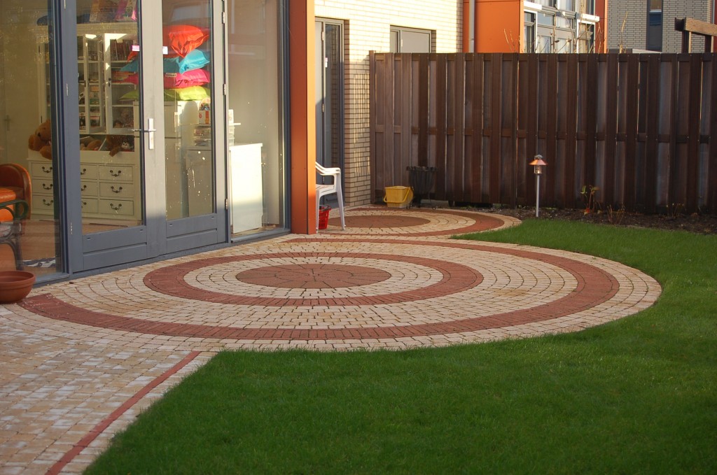 achtertuin opgeknapt met nieuwe tegels en gras