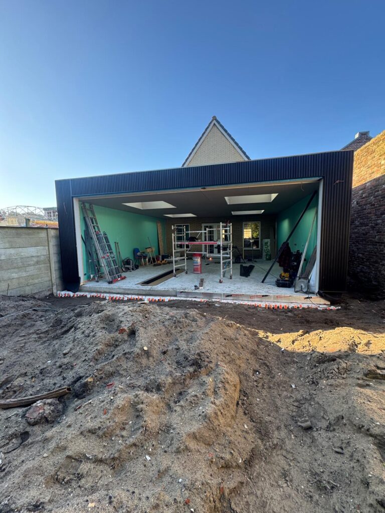 Grond afvoeren bij een nieuwe tuin in zandvoort